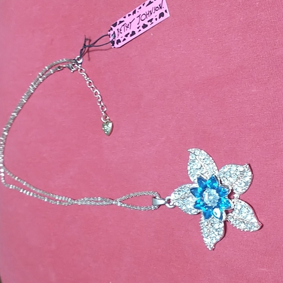 Betsey Flower Necklace! - Picture 6 of 6